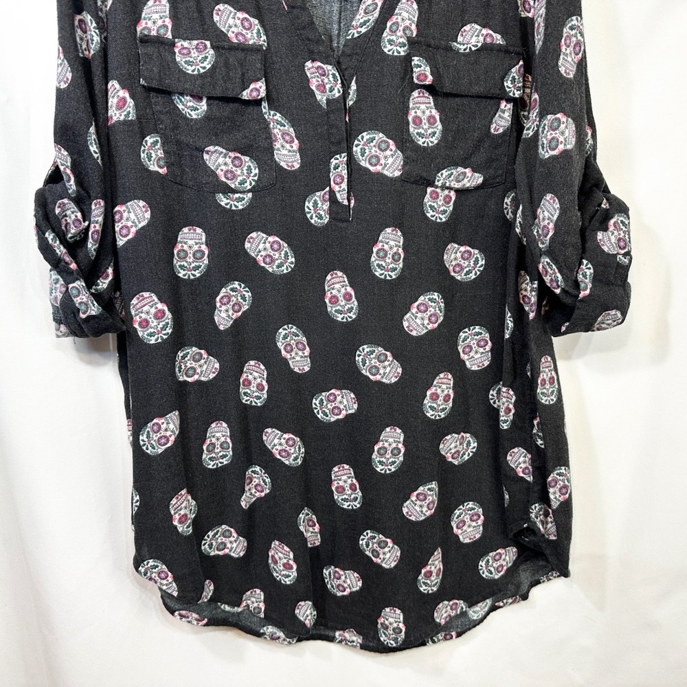 Torrid Plus Size 2X Top Harper Black Sugar Skull Roll Tab Sleeve Goth Edgy 1820 - Picture 4 of 9
